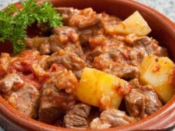 Пряная баранина с картофелем и чесноком