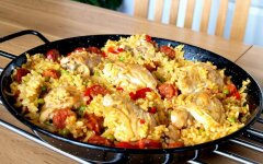 Паэлья с куриным филе и болгарским перцем