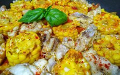 Морской окунь в вине и томатах со свежей кукурузой