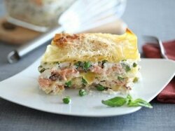 Лазанья с зеленым горошком и лососем