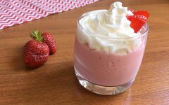 Клубничный молочный коктейль с мороженым