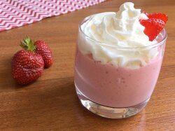 Клубничный молочный коктейль с мороженым