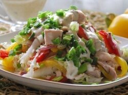Салат с куриным филе, пекинской капустой и перцем