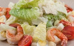 Салат «Цезарь» с креветками и кедровыми орехами