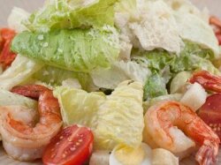 Салат «Цезарь» с креветками и кедровыми орехами