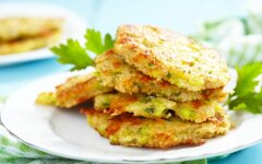 Драники из кабачков и картофеля со сметаной