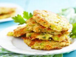 Драники из кабачков и картофеля со сметаной