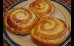 Творожные завитушки со сметанной заливкой в духовке