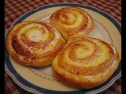 Творожные завитушки со сметанной заливкой в духовке