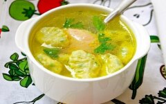 Клецки из шпината с куриным бульоном