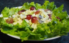 Салат «Дамский каприз» с виноградом и орехами