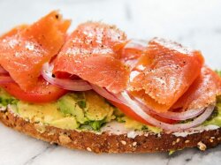 Бутерброды с семгой, авокадо и плавленым сыром
