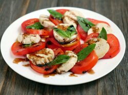 Помидоры с моцареллой и базиликом по-итальянски