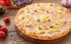 Пицца с курицей и ананасами на сковороде