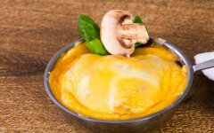 Жульен из грибов и курицы со сметаной