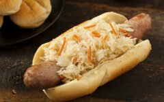 Хот-дог с квашеной капустой и зеленью
