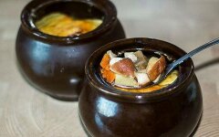 Картошка с курицей, овощами и грибами в горшочках