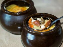 Картошка с курицей, овощами и грибами в горшочках