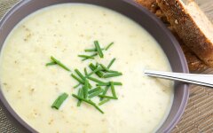 Грибной суп с плавленым сыром и зеленью