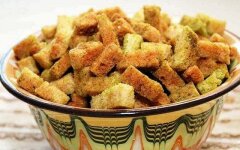 Простые сухарики с солью в духовке