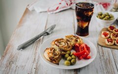 Роллы с ветчиной и сыром под маковым соусом