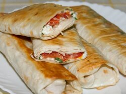 Рулеты из лаваша с творогом и помидорами