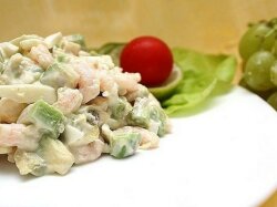 Салат из креветок с авокадо и яйцами