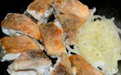 Жареная щука с репчатым луком