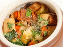 Жаркое со свининой и черносливом в горшочках