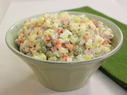 Классический Оливье со сметанно-майонезной заправкой