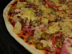 Гавайская пицца с ананасами, оливками и ветчиной