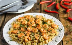Паэлья с креветками, кукурузой и белым вином