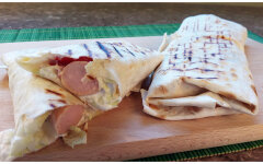 Хот-дог в лаваше с сыром и овощами