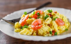 Омлет с маринованными морепродуктами и пармезаном