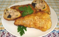 Фаршированные окорочка с черносливом и яблоками на сковороде