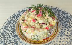 Крабовый салат с яйцами, зеленым горошком и картофелем
