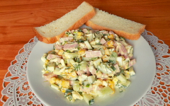 Салат из колбасы с кукурузой, яйцами и огурцами