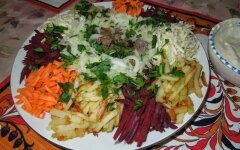 Салат «Козел в огороде» с овощами и картофелем фри