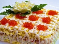 Слоеный салат с креветками и картофелем