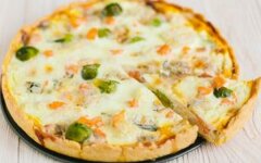 Пирог с цукини, сыром и кедровыми орешками