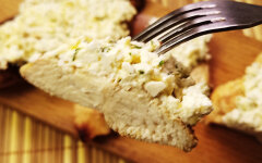 Куриное филе в кефире под плавленым сыром с чесноком и укропом