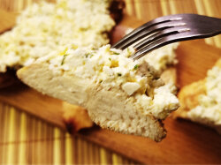 Куриное филе в кефире под плавленым сыром с чесноком и укропом