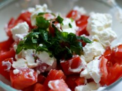 Творожная закуска с сыром и помидорами