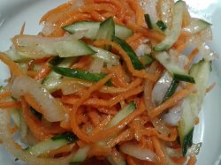 Салат «Хе» из судака с морковью и луком