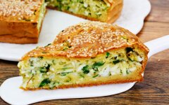 Весенний пирог с яйцом и луком на сметане
