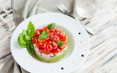 Мясной салат с говядиной, огурцами и помидорами