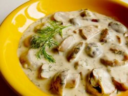 Тушеные шампиньоны в сметане на сковороде