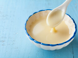 Простая сгущенка из молока и сахара