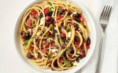 Спагетти с соусом из анчоусов, оливок и каперсов