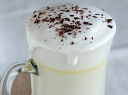 Белый горячий шоколад с взбитыми сливками